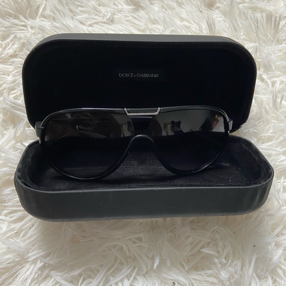 Unisex Dolce & Gabbana sunglasses. Barely worn in great condition - Picture 3 of 3